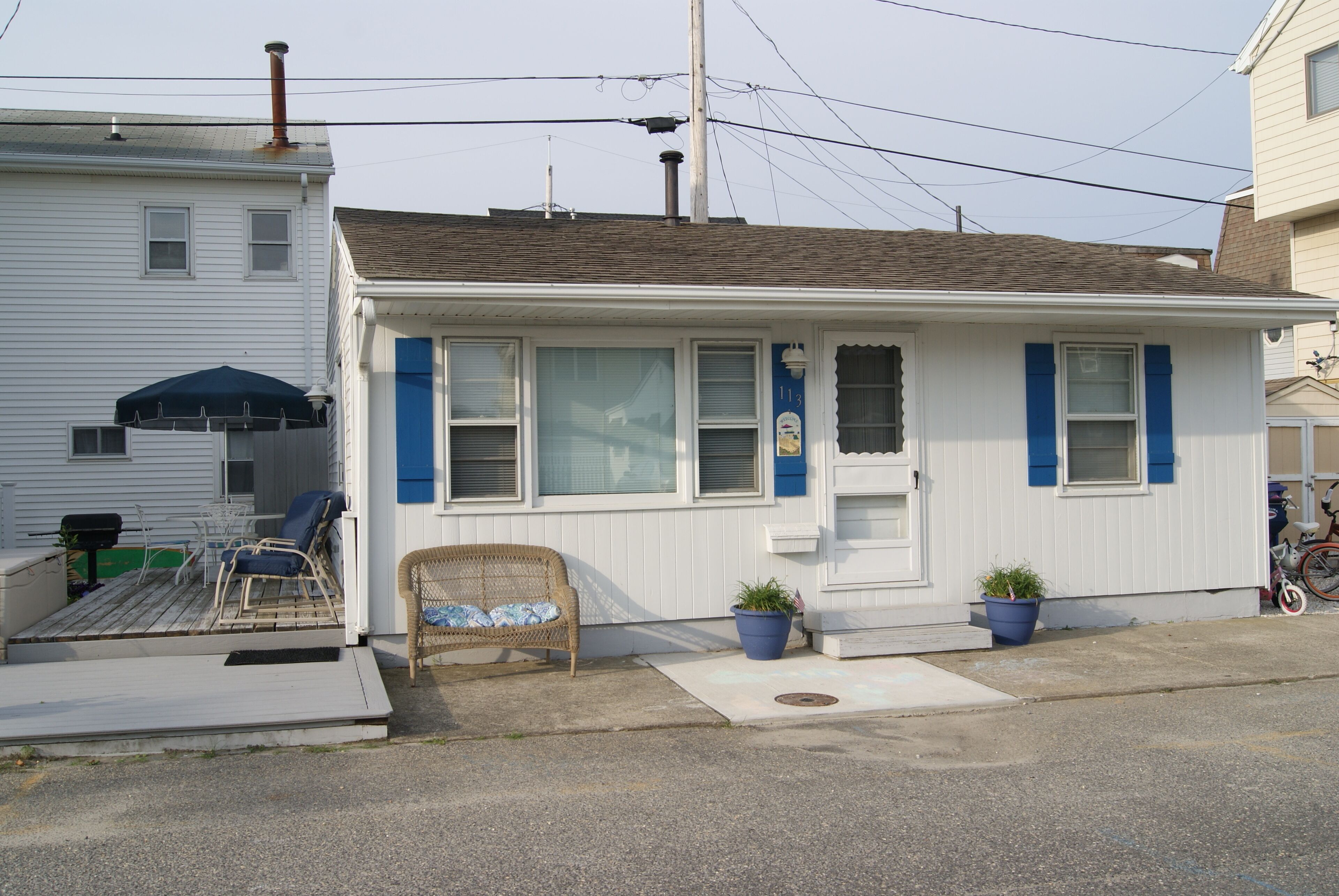 Beautiful cottage one block from the beach!