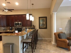 Kylskåp, mikrovågsugn, ugn och spishäll