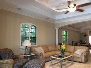 Smart-tv, dvd-spelare, böcker och smarta högtalare