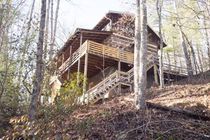 Exterior - Rushing River Log Cabin in Georgia Mountain Wine Country Near Dahlonega (Dahlonega)