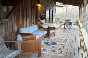 Outdoor dining - Rushing River Log Cabin in Georgia Mountain Wine Country Near Dahlonega (Dahlonega)