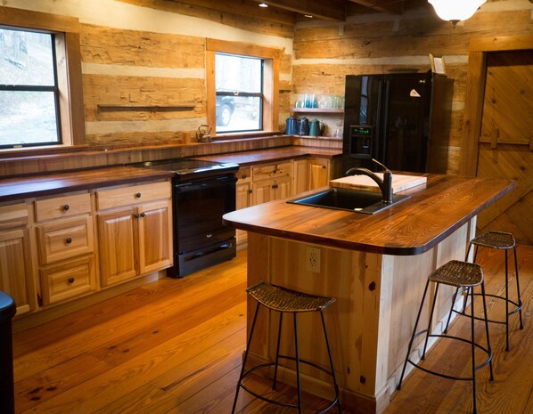 Fridge, microwave, oven, stovetop - Rushing River Log Cabin in Georgia Mountain Wine Country Near Dahlonega (Dahlonega)