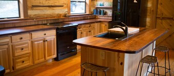 Rushing River Log Cabin in Georgia Mountain Wine Country Near Dahlonega