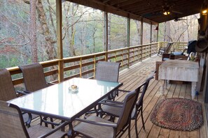 Outdoor dining - Rushing River Log Cabin in Georgia Mountain Wine Country Near Dahlonega (Dahlonega)