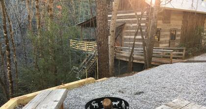 Rushing River Log Cabin in Georgia Mountain Wine Country Near Dahlonega