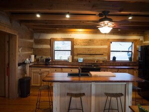 Fridge, microwave, oven, stovetop - Rushing River Log Cabin in Georgia Mountain Wine Country Near Dahlonega (Dahlonega)