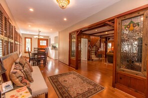 Smart TV, caminetto, libri