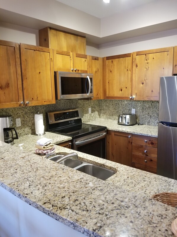 冰箱、微波炉、烤箱、炉灶