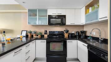 Een koelkast, een magnetron, een oven, een kookplaat