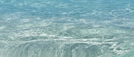 På stranden, solsenger og strandhåndklær