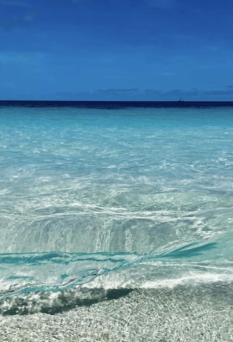 SERENITY CONDO ON BEAUTIFUL EAGLE BEACH 
2 bedroom/2bath - Sleeps 6