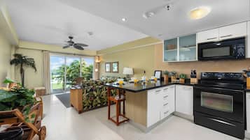 Een koelkast, een magnetron, een oven, een kookplaat