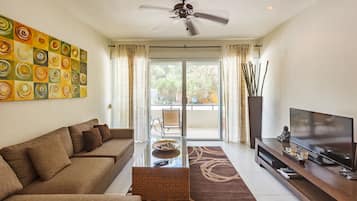 Smart-tv, bøger, stereoanlæg