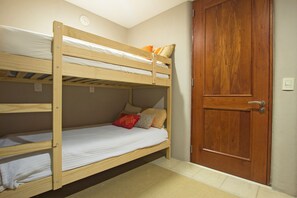 4 bedrooms, iron/ironing board, internet, bed sheets
