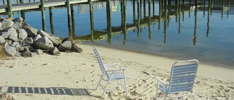 På stranden og solsenger