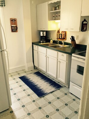 Geladeira, micro-ondas, cooktop, cafeteira/chaleira