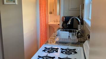 Kylskåp, mikrovågsugn, ugn och spishäll