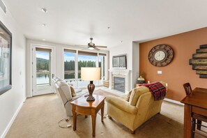 Televisio, takka, työhuone