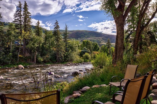 Private Hot tub/Fire Table on Large Deck overlooking Eagle River! Fly-fishing!