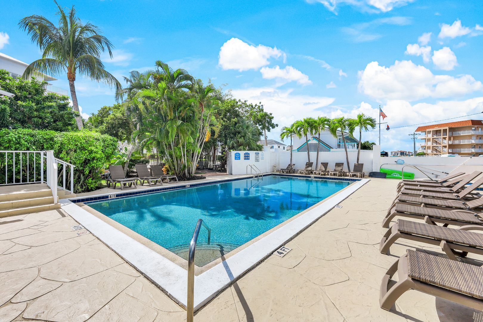 Een buitenzwembad, een verwarmd zwembad