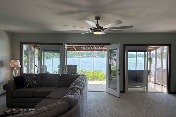 Smart TV, chimenea, libros y estéreo