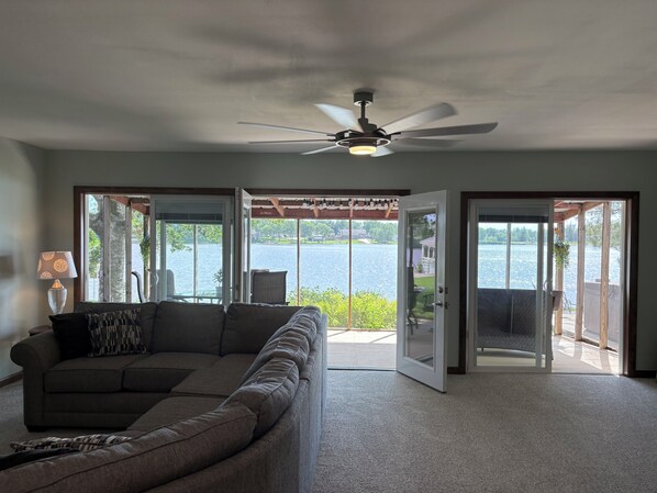 Smart-TV, Kamin, Bücher, Stereoanlage