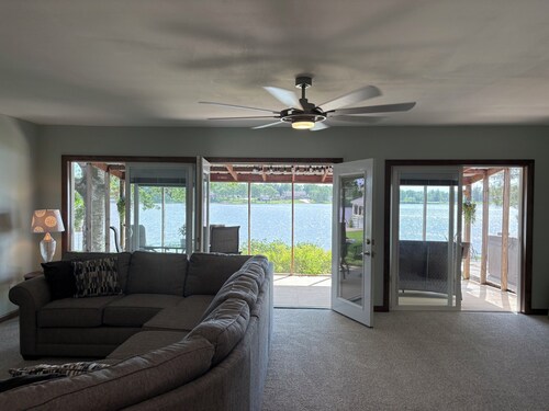 Hot tub Cabin on Cedar Lake near Little Brown Church Newly Remodeled 