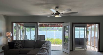 Hot tub Cabin on Cedar Lake near Little Brown Church Newly Remodeled