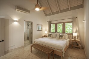 4 عدّة غرف نوم وخزنة داخل الغرفة ومكواة/لوح كي وسرير سفر