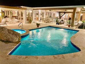 من حمّامات السباحة المغطاة، حمّام سباحة خارجي