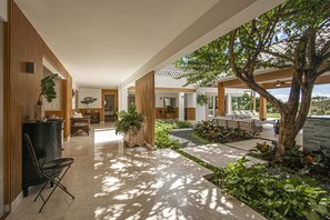 المنطقة المحيطة بالمنشأة