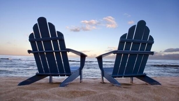 Deux fauteuils Adirondack placés face à l’océan.