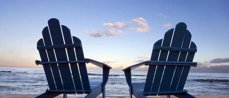 På stranden och solstolar