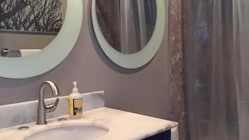 Combinazione doccia/vasca, asciugacapelli, asciugamani, sapone