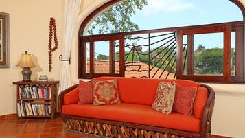 Una Smart TV, libros, un reproductor estéreo