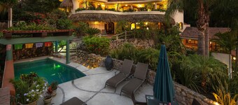 Large 1&2/BD Private Villas, Ocean Views, Lovely Pool, Ideal Location