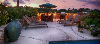 Large 1&2/BD Private Villas, Ocean Views, Lovely Pool, Ideal Location