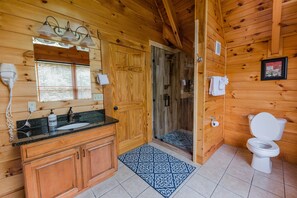 Bathtub, hair dryer, towels, soap - Summer Specials ….. 4 bedroom w/King  beds….Zipline, Grandview Resort, Pool (Sevierville)