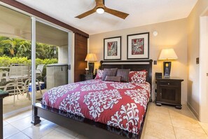 2 habitaciones, escritorio y tabla de planchar con plancha