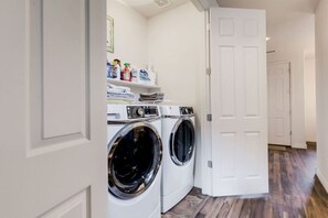 Interior - Relax in the Pines at the Flagstaff Base Camp (Flagstaff)