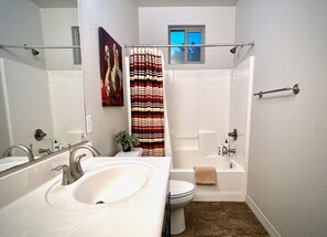 淋浴/盆浴组合、吹风机、毛巾