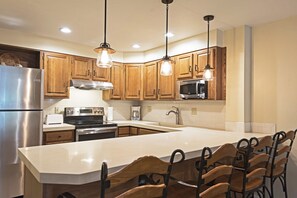 Fridge, microwave, oven, stovetop - Charming Snowblaze Condo Across From Park City Ski Resort  (Park City)