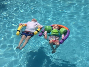 Utomhuspool och uppvärmd pool