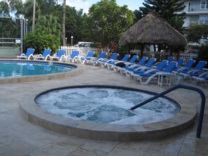 Una piscina al aire libre, una piscina climatizada
