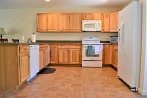 Fridge, microwave, oven, stovetop - TOWNHOUSE RETREAT AT PLEASANT MOUNTAIN - SKI IN/SKI OUT (Brighton)
