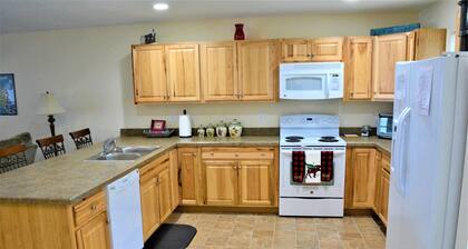 TOWNHOUSE RETREAT AT PLEASANT MOUNTAIN/SHAWNEE PEAK - SKI IN/SKI OUT
