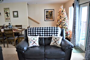 Smart TV, fireplace, books, music library - TOWNHOUSE RETREAT AT PLEASANT MOUNTAIN - SKI IN/SKI OUT (Brighton)