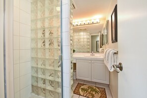 Combined shower/bathtub, hair dryer, towels, soap - Kamaole Sands -inner court - ocean views- Remodeled (Kihei)