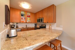 Fridge, microwave, oven, stovetop - Kamaole Sands -inner court - ocean views- Remodeled (Kihei)