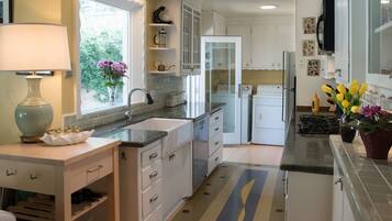 Coffee/tea maker, fridge, microwave, oven